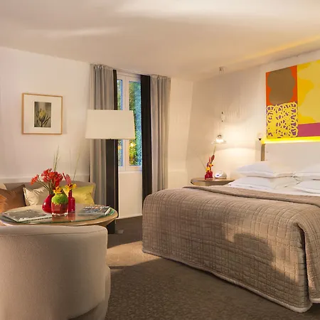 Pershing Hall 5*