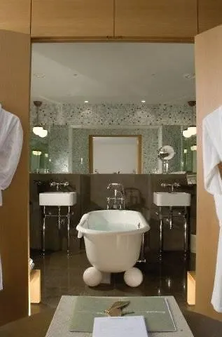 Pershing Hall Szálloda 5*