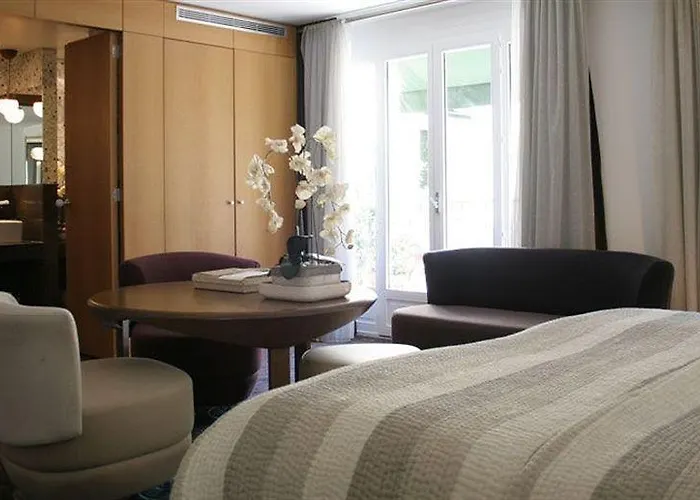 Pershing Hall 5*