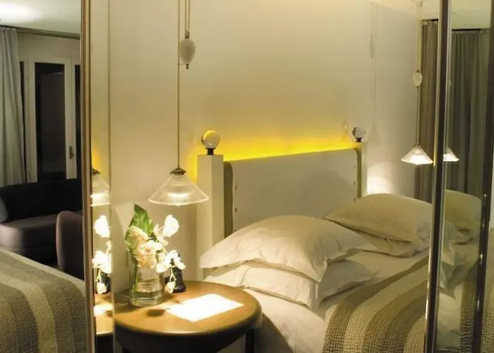 Pershing Hall 5*